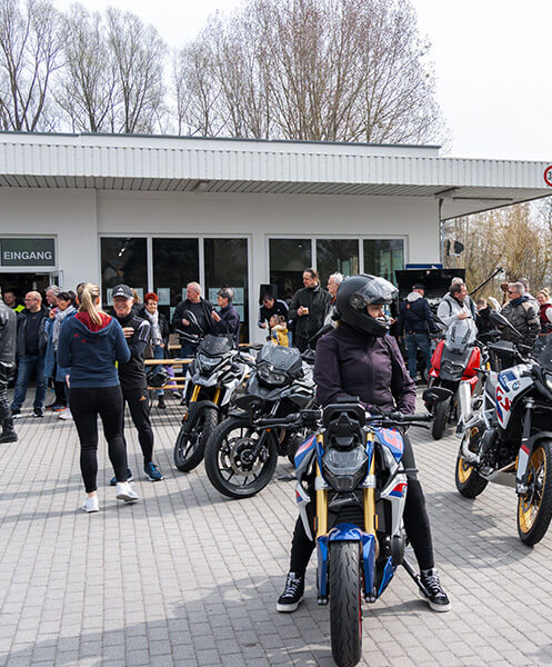 bmw motorrad saisonstart event bei bmw wernecke BMW Motorrad Saisonstart bei Wernecke mit Teilnehmern und Motorrädern auf dem Gelände