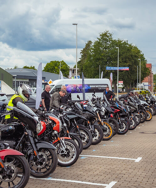 bmw testride veranstaltung bmw wernecke Aufgereihte BMW Bikes auf dem Wernecke Gelände während des Testride Events