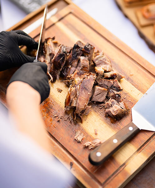 catering bmw motorrad golfclub veranstaltung Geschnittenes Fleisch am Cateringbuffet eines Golf-Events von BMW Motorrad Wernecke