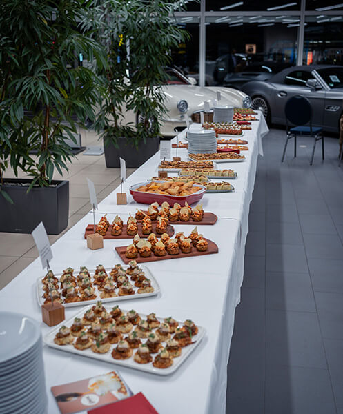 catering bueffet fuer wirtschaftsebend veranstaltung Canapés als Snacks auf dem Wirtschaftsabend im Motorrad Wernecke Autohaus