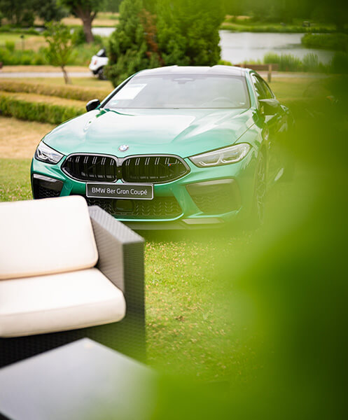 golf turnier event bmw motorrad wernecke Ausschnitt einer Loungeecke auf einem Golferturnier, organisiert von Motorrad Wernecke - im Hintergrund ein grüner BMW