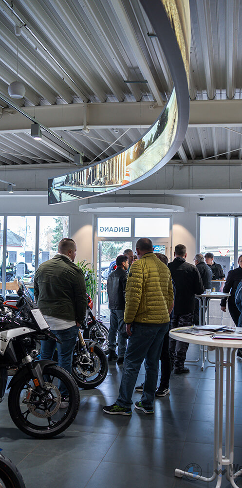 saisonstart event bmw motorrad wernecke Kunden im BMW Motorrad Autohaus während einer Veranstaltung zum Saisonstart