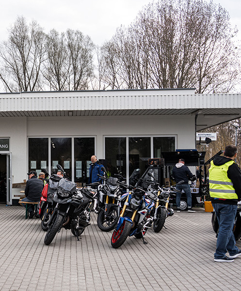 saisonstart veranstaltungsgelaende bmw motorrad Gut besuchter Saisonstart bei BMW Motorrad Wernecke - Teilnehmer versammeln sich mit ihren Motorrädern