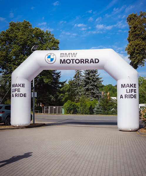 torbogen testride event bmw motorrad Zielbogen mit BMW Motorrad Werbung auf dem Testride Event von BMW Motorrad Wernecke
